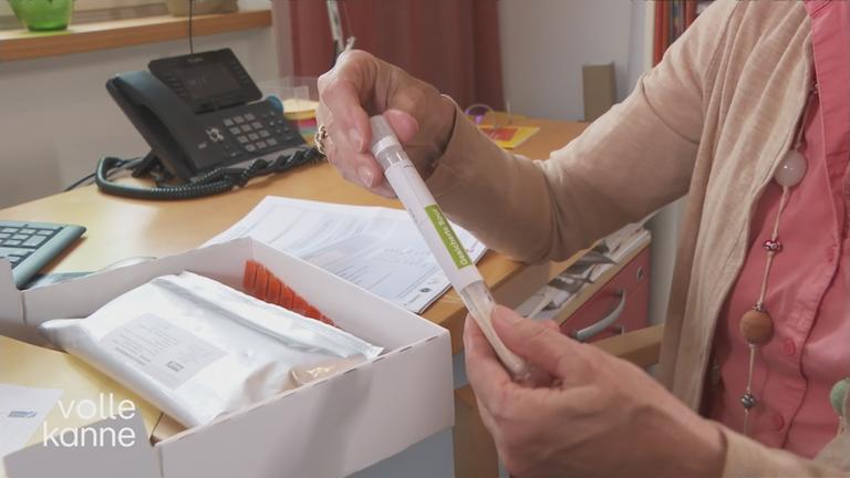 Faru hat Flächschen in der Hand