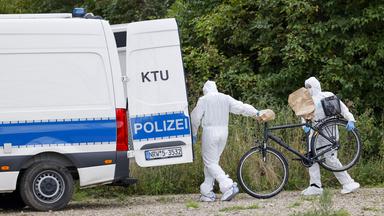 Beamte der Spurensicherung der Polizei bringen ein Fahrrad als mögliches Beweismittel in ihr Fahrzeug. 