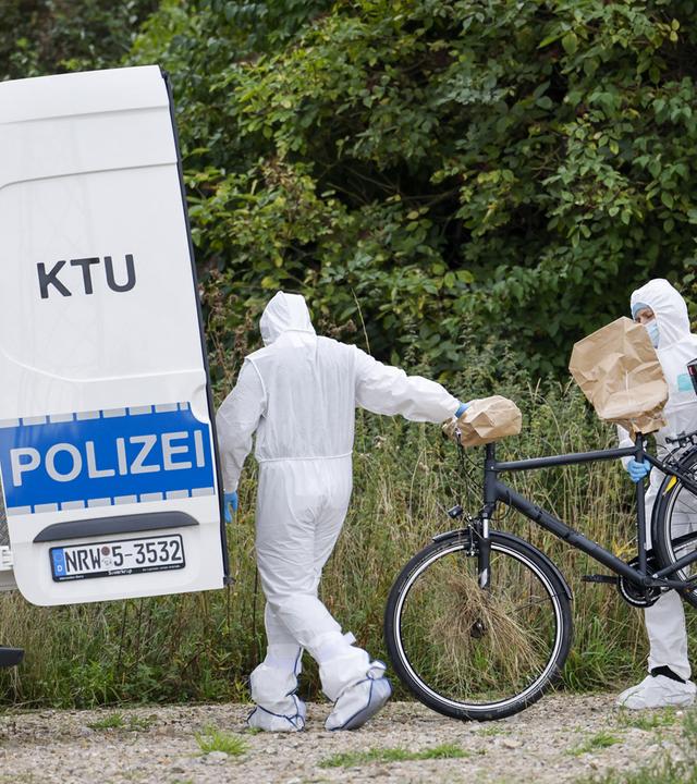 Beamte der Spurensicherung der Polizei bringen ein Fahrrad als mögliches Beweismittel in ihr Fahrzeug. 
