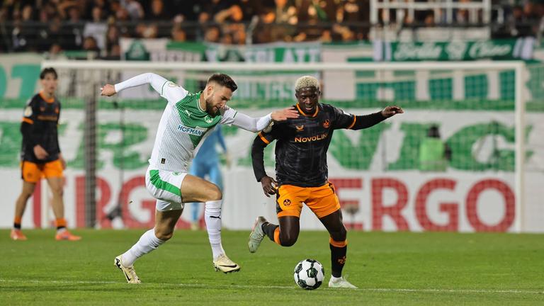 Felix Higl (18, SpVgg Greuther Fürth ) und Afeez Aremu (23, 1. FC Kaiserslautern FCK ) kämpfen. 