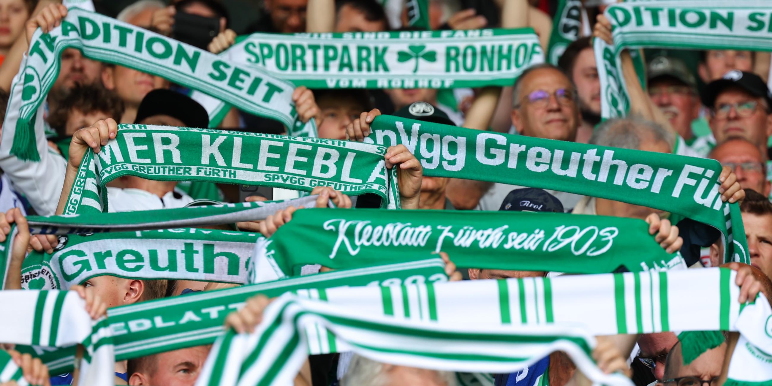 Es sind Fans mit Schals des SpVgg Greuther Fürth zu sehen.