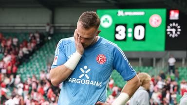 Bayern, Fürth: Fußball, Männer: 2. Bundesliga, SpVgg Greuther Fürth - Fortuna Düsseldorf, 34. Spieltag, Sportpark Ronhof Thomas Sommer. Torwart Florian Kastenmeier (Fortuna Düsseldorf) reagiert auf den Abstieg, im Hintergrund die Anzeigetafel mit der 0:3-Niederlage.