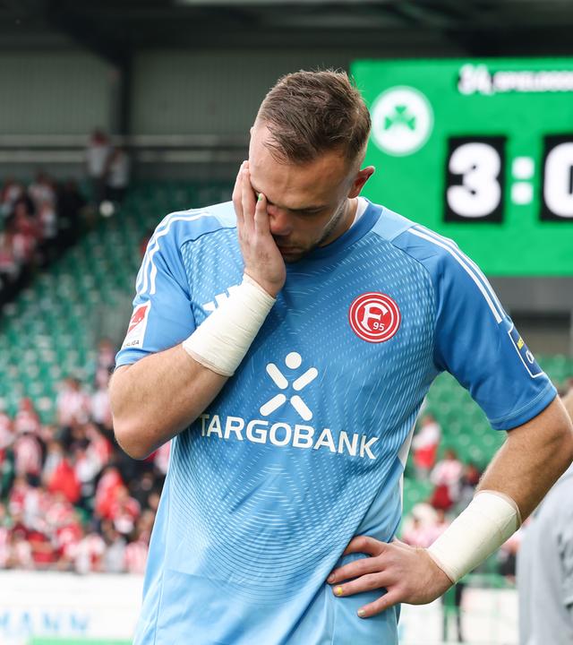 Bayern, Fürth: Fußball, Männer: 2. Bundesliga, SpVgg Greuther Fürth - Fortuna Düsseldorf, 34. Spieltag, Sportpark Ronhof Thomas Sommer. Torwart Florian Kastenmeier (Fortuna Düsseldorf) reagiert auf den Abstieg, im Hintergrund die Anzeigetafel mit der 0:3-Niederlage.