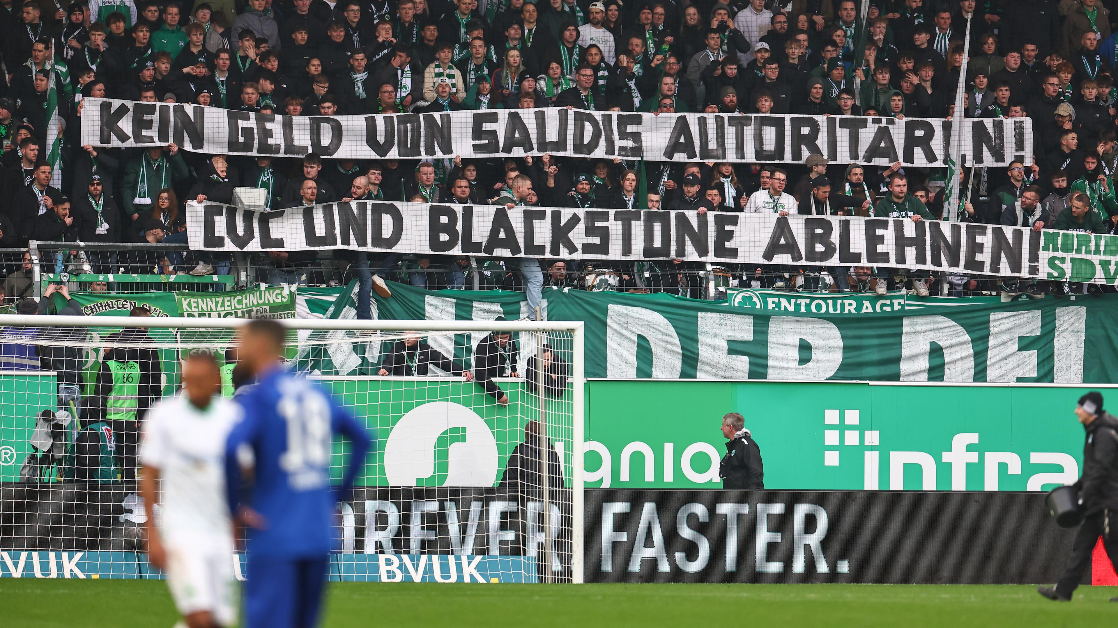 Fußball: 2. Bundesliga, SpVgg Greuther Fürth - Hertha BSC: "Wahre Werte oder leere Worthülsen - Kein Geld von Saudis Autoritären - CVC und Blackstone ablehnen" auf Spruchbändern der Fürther Fans