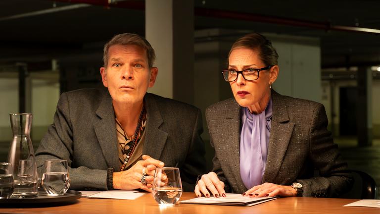 Neo - SPYON - Der perfekte Spion, Ausbilder Voss (Götz Otto) und Ausbilderin Haberland (Sophie von Kessel)