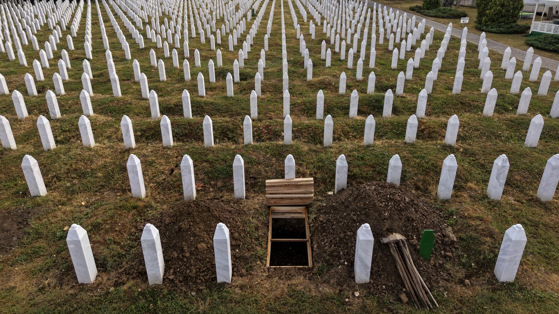 Blick über die Gedenkstätte und ein neu ausgehobenes Grab, wo die sterblichen Überreste der identifizierten Opfer des Massakers von Srebrenica 1995 am 11. Juli 2025 beigesetzt werden.