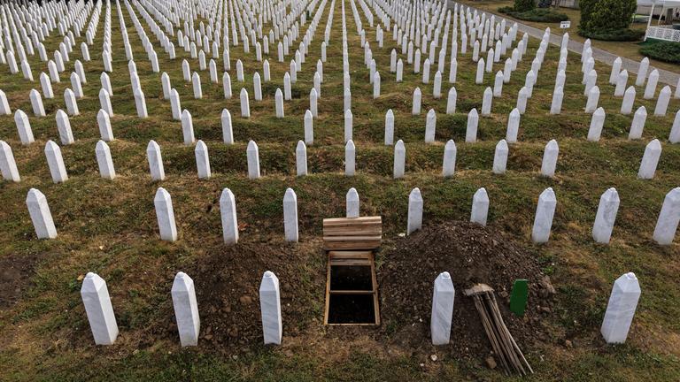 Blick über die Gedenkstätte und ein neu ausgehobenes Grab, wo die sterblichen Überreste der identifizierten Opfer des Massakers von Srebrenica 1995 am 11. Juli 2025 beigesetzt werden.