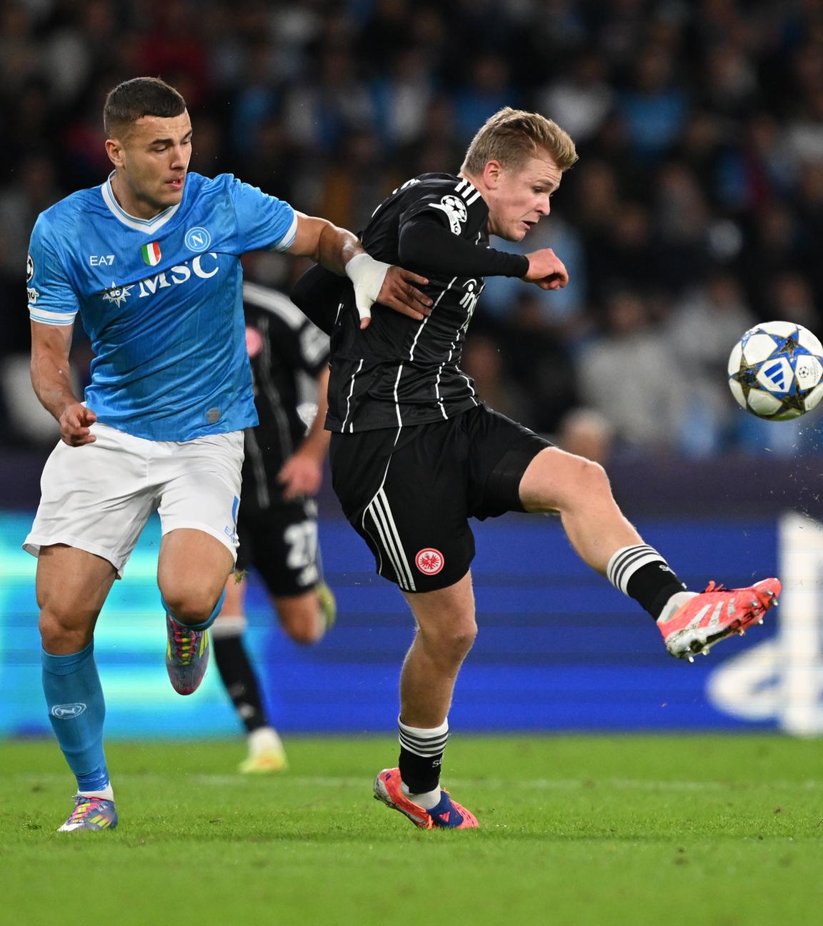 Champions League, SSC Neapel - Eintracht Frankfurt: Jonathan Burkardt (rechts) kommt vor Alessandro Buongiorno zum Flanken