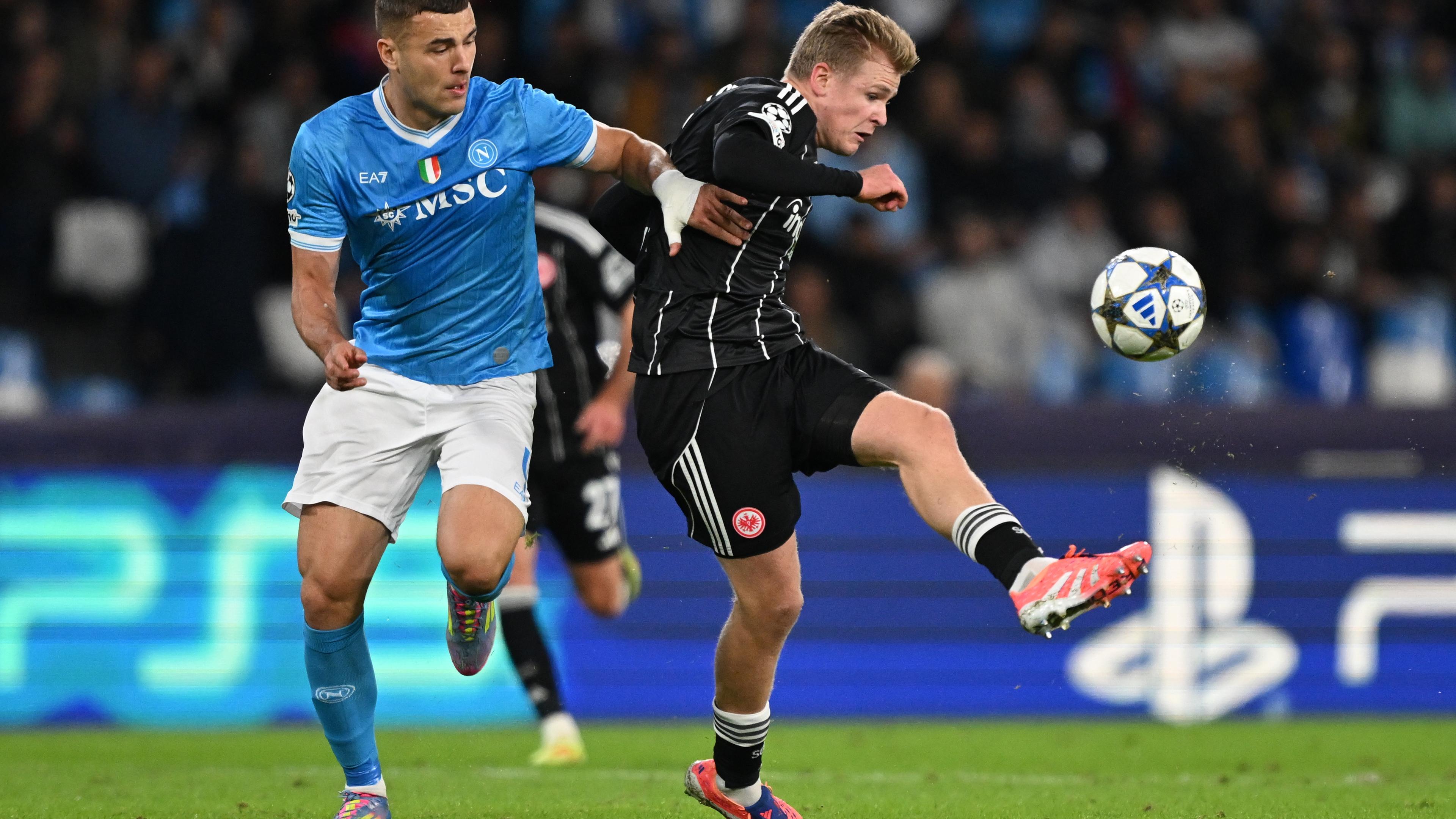 Champions League, SSC Neapel - Eintracht Frankfurt: Jonathan Burkardt (rechts) kommt vor Alessandro Buongiorno zum Flanken