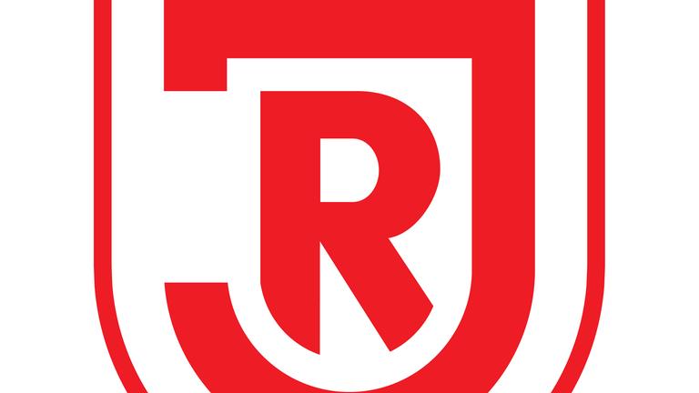 Das Logo des Fußballvereins SSV Jahn Regensburg. Es ist wappenförmig und rot-weiß. Im Wappen ist ein großes J zu sehen, in dem rein R geschrieben ist.