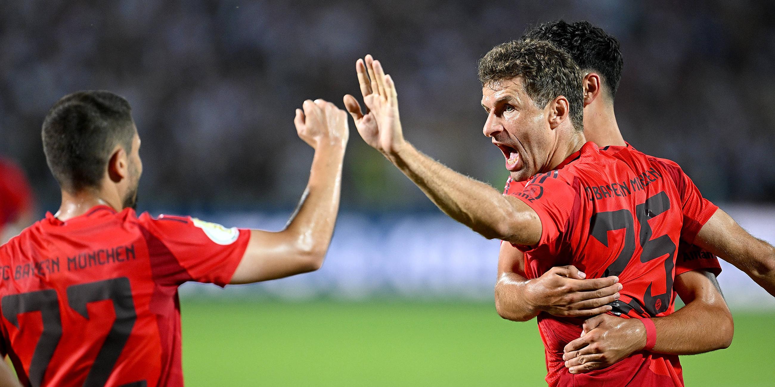 DFB-Pokal, SSV Ulm 1846 - Bayern München, 1. Runde: Jubel nach dem Tor zum 1:0 von Thomas Müller mit Raphael Guerreiro (links)