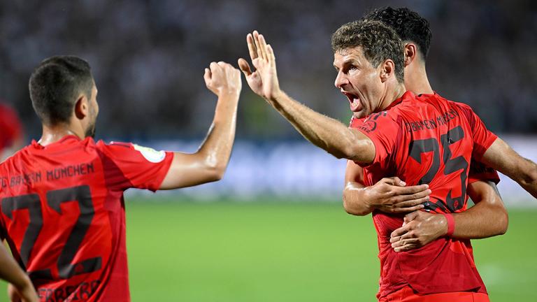 DFB-Pokal, SSV Ulm 1846 - Bayern München, 1. Runde: Jubel nach dem Tor zum 1:0 von Thomas Müller mit Raphael Guerreiro (links)