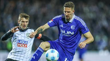 Thomas Geyer (SSV Ulm) und Janik Bachmann (FC Schalke 04) kämpfen um den Ball.