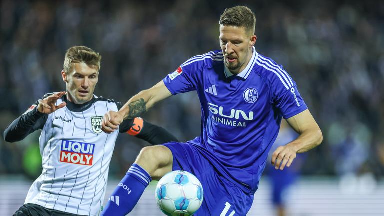 Thomas Geyer (SSV Ulm) und Janik Bachmann (FC Schalke 04) kämpfen um den Ball.