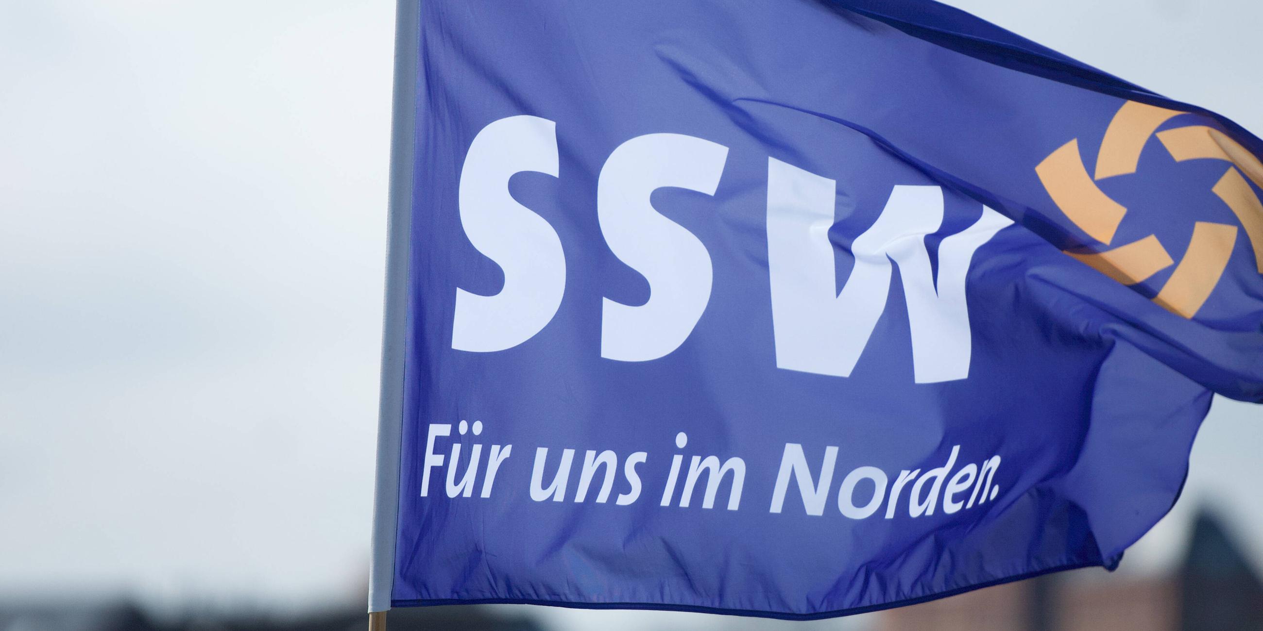 Flagge mit Logo des Südschleswigschen Wählerverbandes SSW