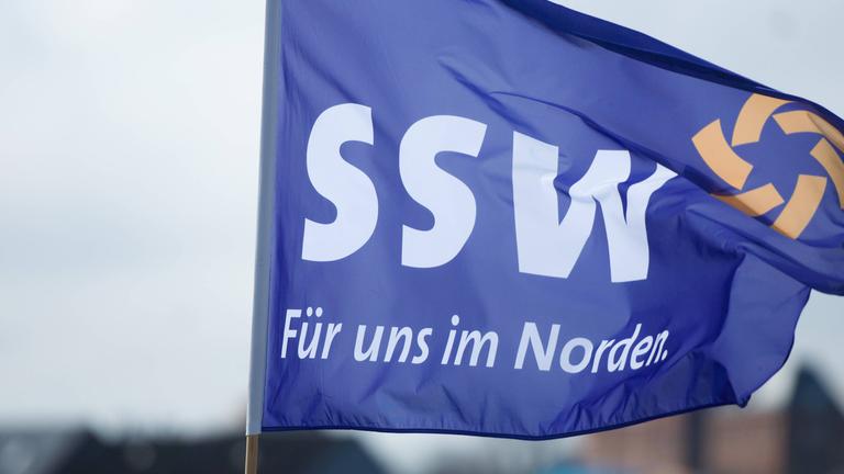 Flagge mit Logo des Südschleswigschen Wählerverbandes SSW