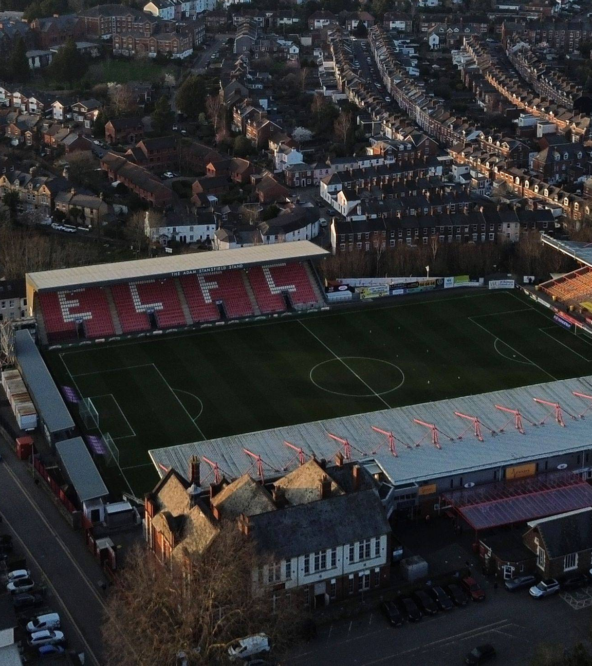 Der St. James Park in Exeter, das Fußballstadion des englischen Drittligisten Exeter City, von oben