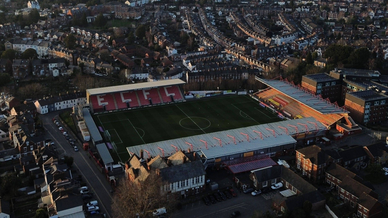 Der St. James Park in Exeter, das Fußballstadion des englischen Drittligisten Exeter City, von oben