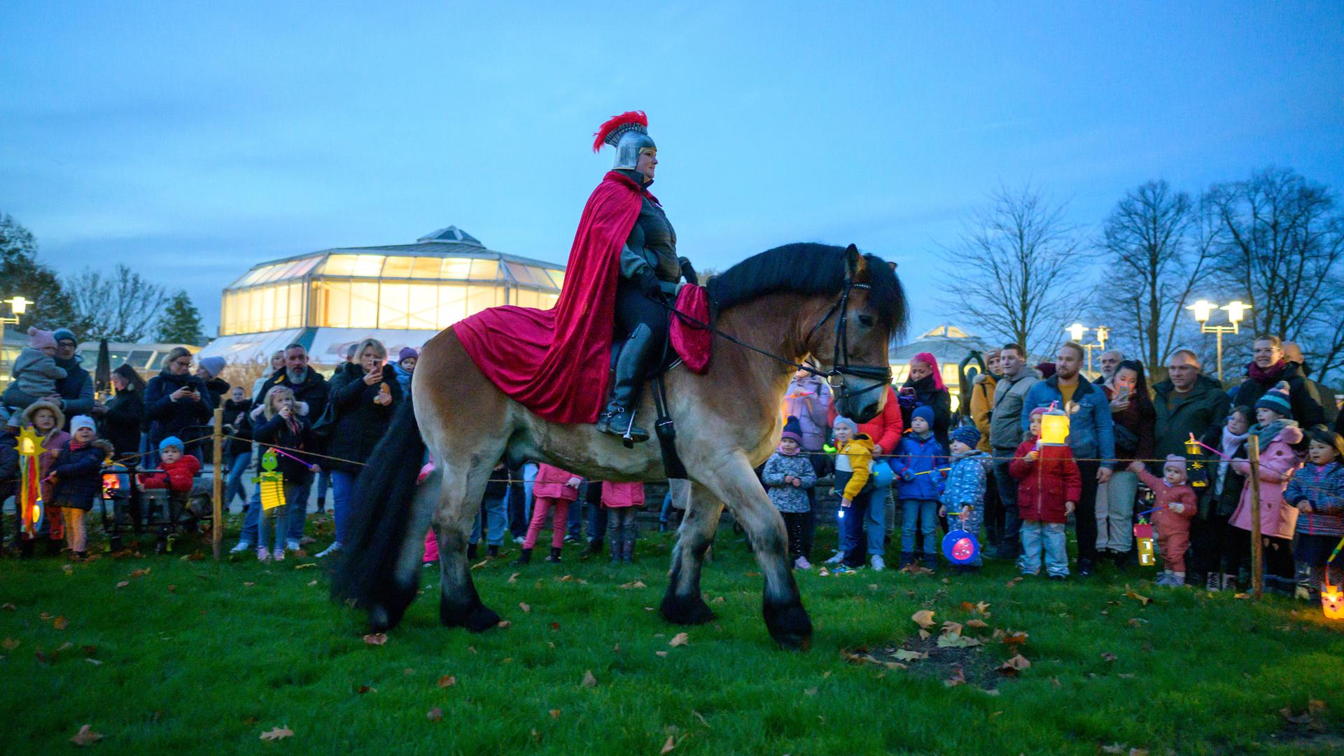 Archiv: St. Martinsumzug am Sonntag, den 12. November 2023, im Grugapark Essen.