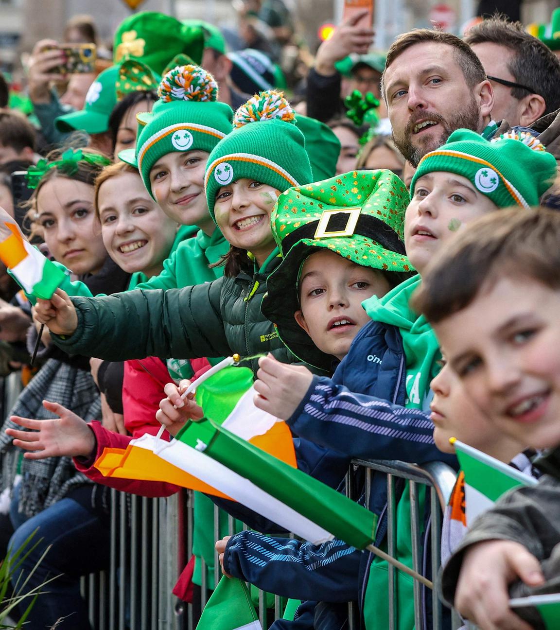 Zuschauer säumen die Route während der alljährlichen St. Patrick's Day Parade durch das Stadtzentrum von Dublin, Irland, am 17. März 2026. 