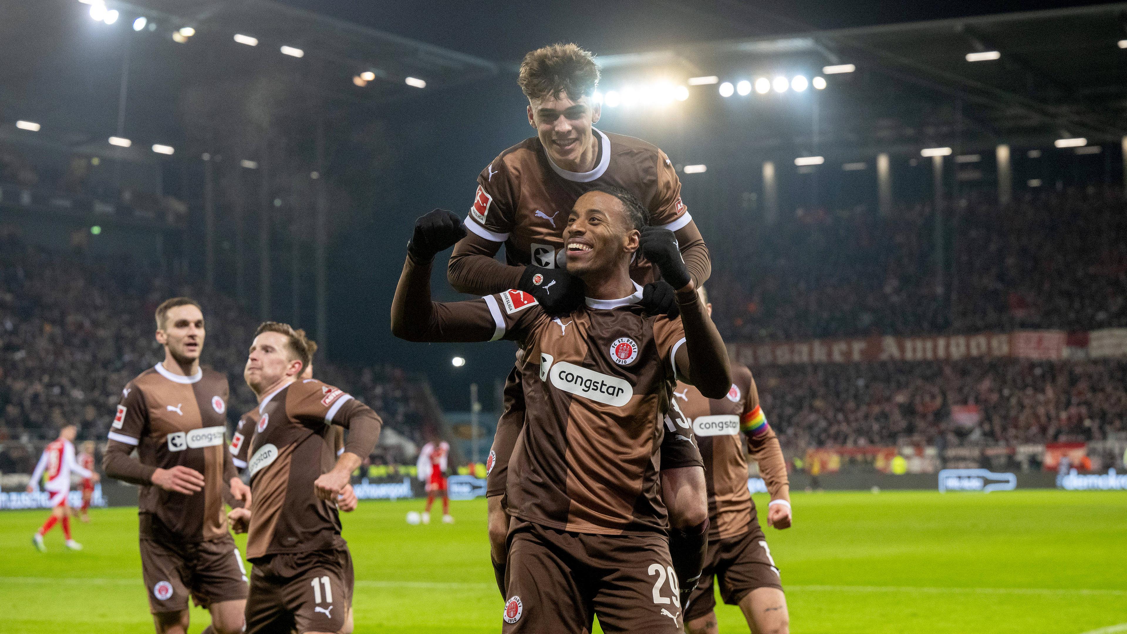 Morgan Guilavogui (29) und Noah Weißhaupt jubeln nach dem Tor zum 1:0.