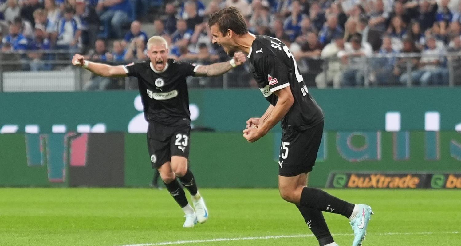 Adam Dzwigala (r, FC St. Pauli) jubelt nach seinem Treffer zum 0:1.