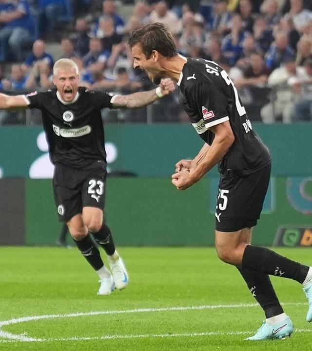 Adam Dzwigala (r, FC St. Pauli) jubelt nach seinem Treffer zum 0:1.