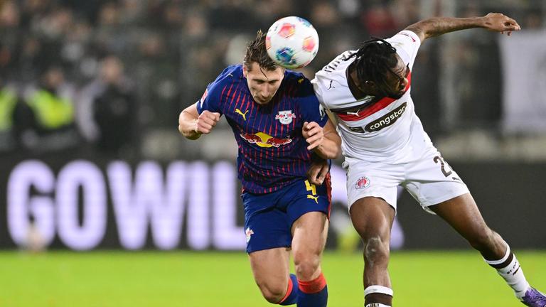 Im Duell: Ricky Jade-Jones von St. Pauli (r.) und Willi Orban