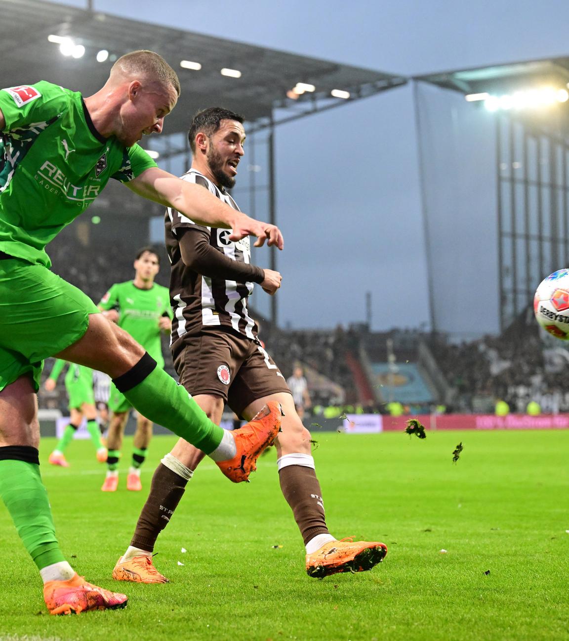 Zu sehen sind Nico Elvedi (Mönchengladbach) und Mathias Pereira Lage (St. Pauli) in der Bundesliga.