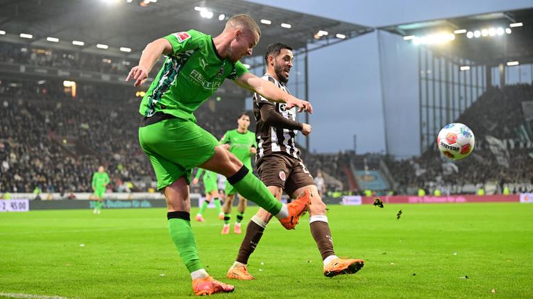 Zu sehen sind Nico Elvedi (Mönchengladbach) und Mathias Pereira Lage (St. Pauli) in der Bundesliga.