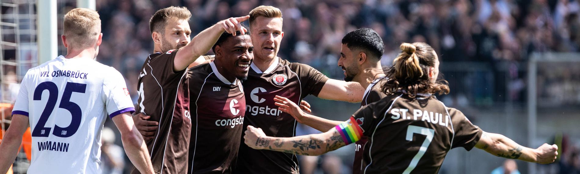FC St.Pauli jubelt nach dem Tor zum 1:0 gegen den VfL Osnabrück.