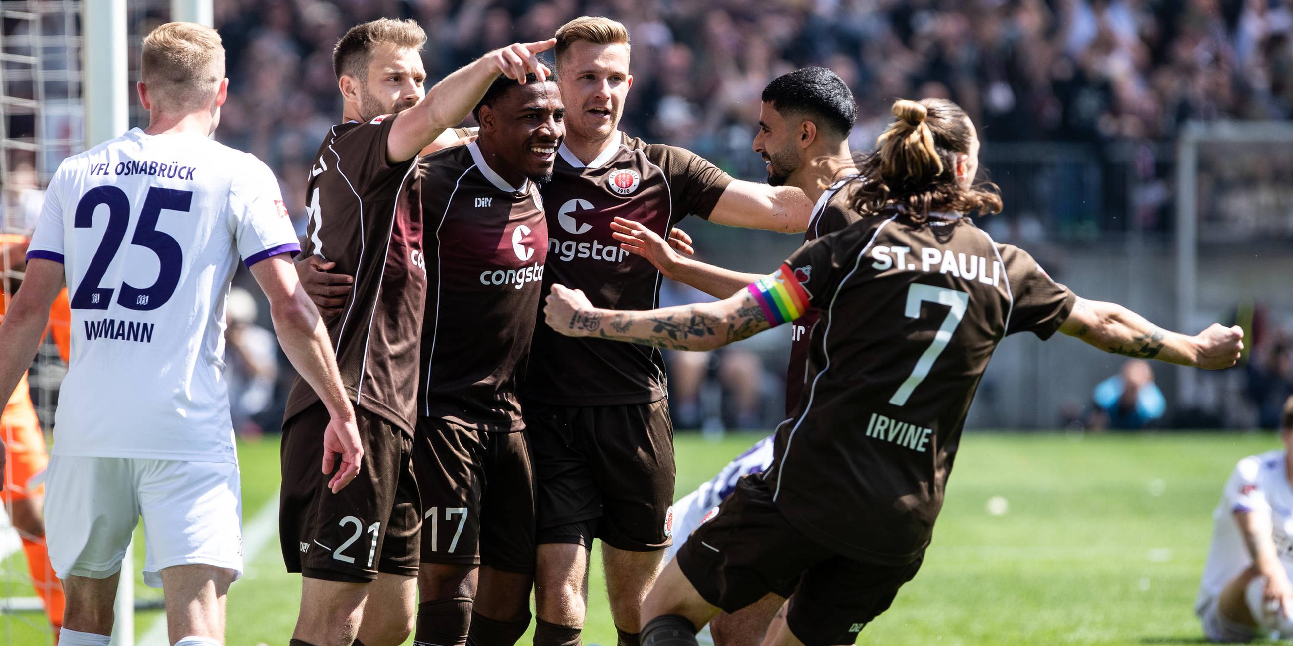FC St.Pauli jubelt nach dem Tor zum 1:0 gegen den VfL Osnabrück.