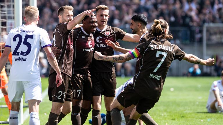 FC St.Pauli jubelt nach dem Tor zum 1:0 gegen den VfL Osnabrück.