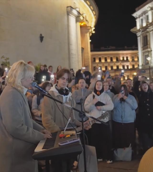Musikerin am Klavier auf der Straße 
