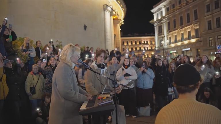 Musikerin am Klavier auf der Straße 