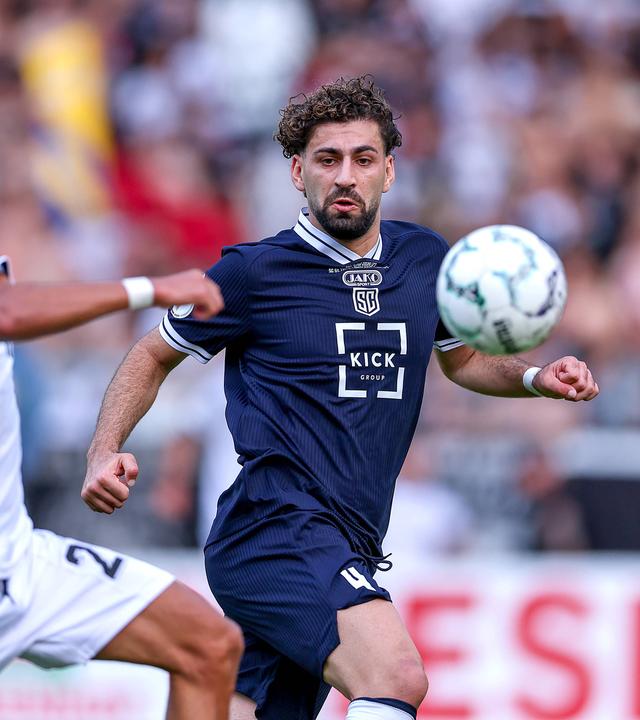 Der Frankfurter Flügelspieler Ayoube Amaimouni-Echghouyab wird im Zweikampf von seinem Gegenspieler Memlan Darwish bedrängt