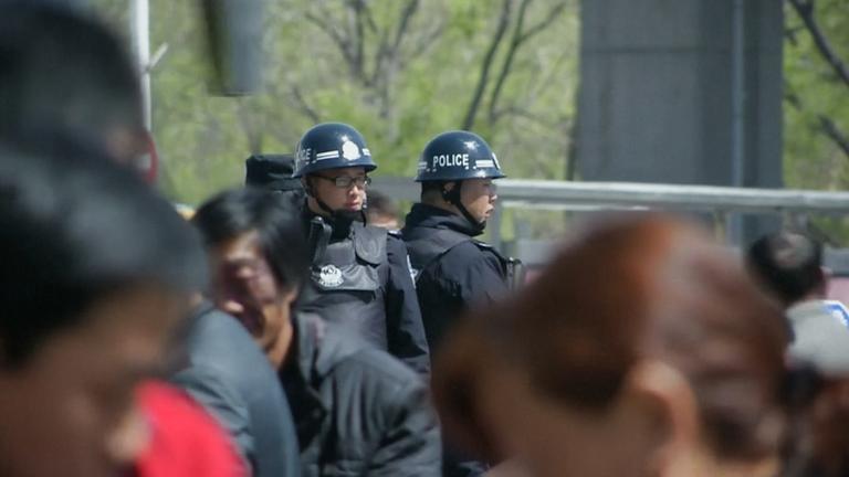 Polizisten auf den Straßen in der Provinz Xinjiang