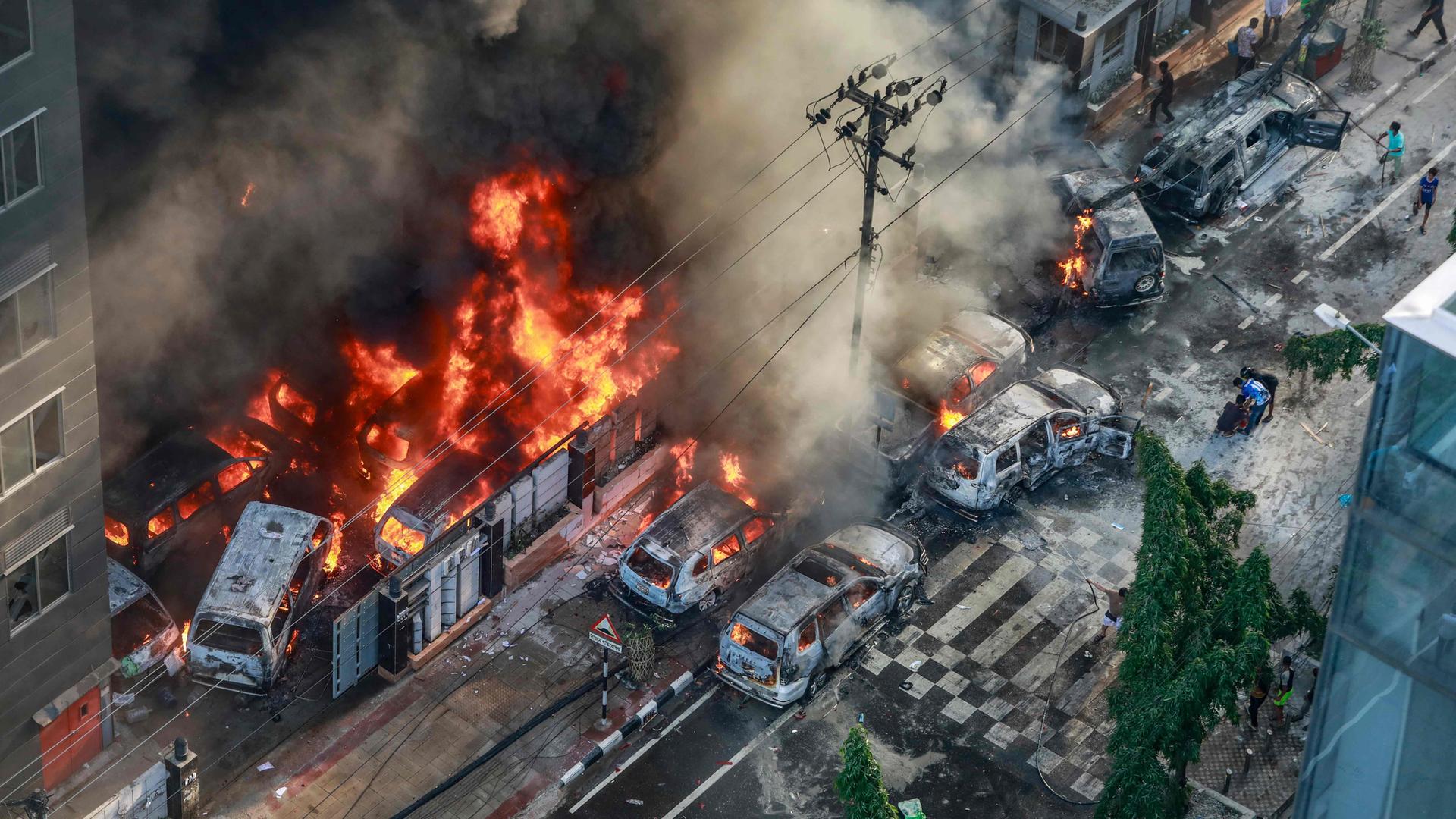 Bangladeschische Studenten setzten am 18.07.2024 Autos in Brand.