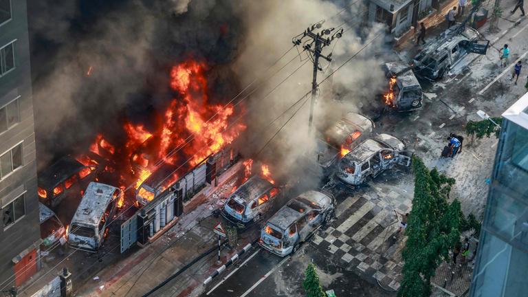 Bangladeschische Studenten setzten am 18.07.2024 Autos in Brand.