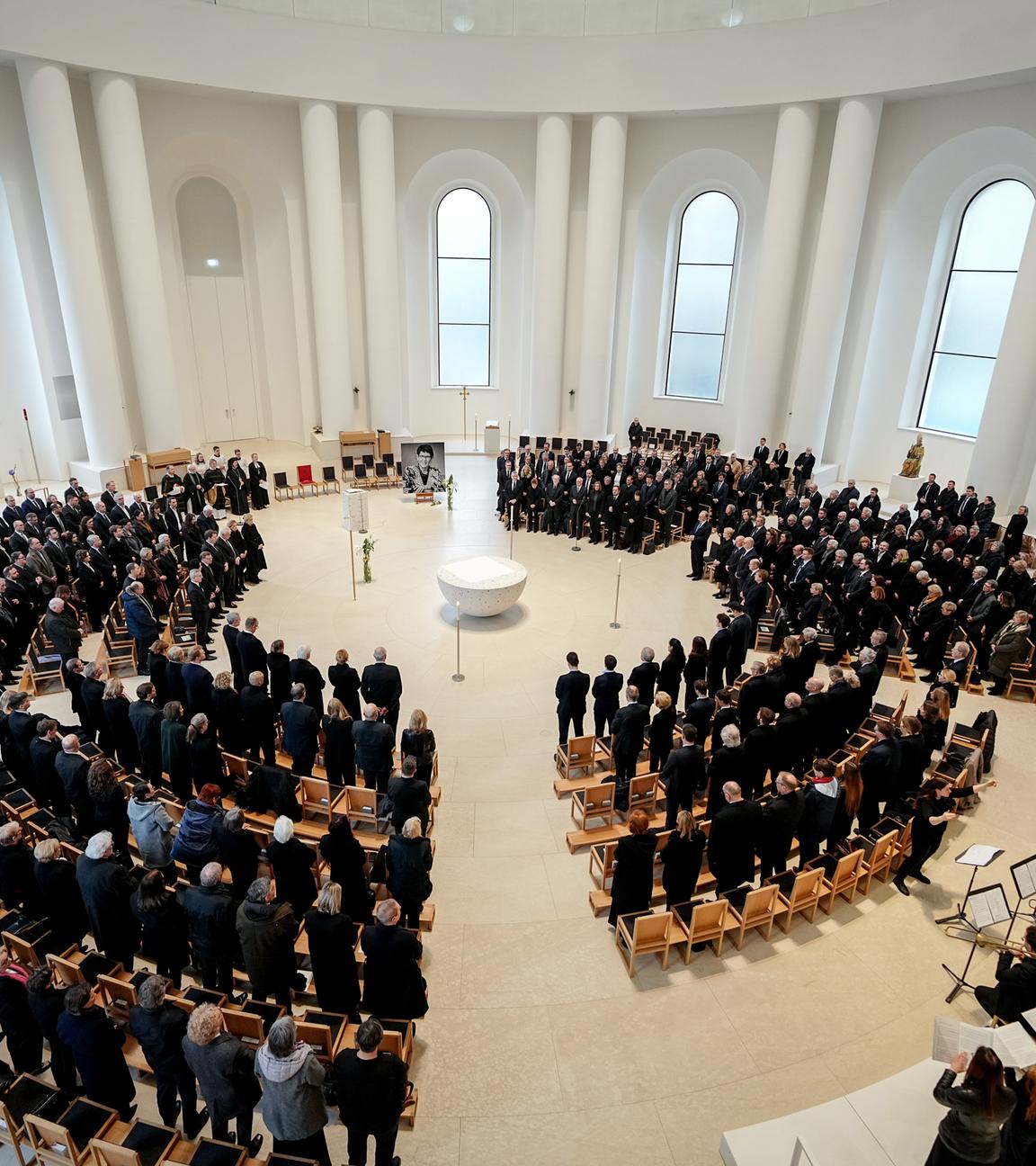 Mit einem ökumenischen Gottesdienst in der St. Hedwigs-Kathedrale beginnt der Trauerstaatsakt für die verstorbene langjährige Bundestagspräsidentin Rita Süssmuth.