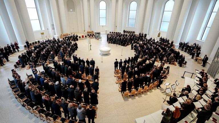 Mit einem ökumenischen Gottesdienst in der St. Hedwigs-Kathedrale beginnt der Trauerstaatsakt für die verstorbene langjährige Bundestagspräsidentin Rita Süssmuth.