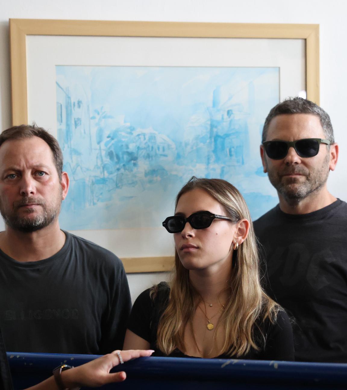 Yifat Tomer-Yerushalmi wartet während ihrer Haftverlängerungsanhörung vor dem Amtsgericht Tel Aviv in Tel Aviv in der Nähe des Eingangs zum Gerichtssaal.