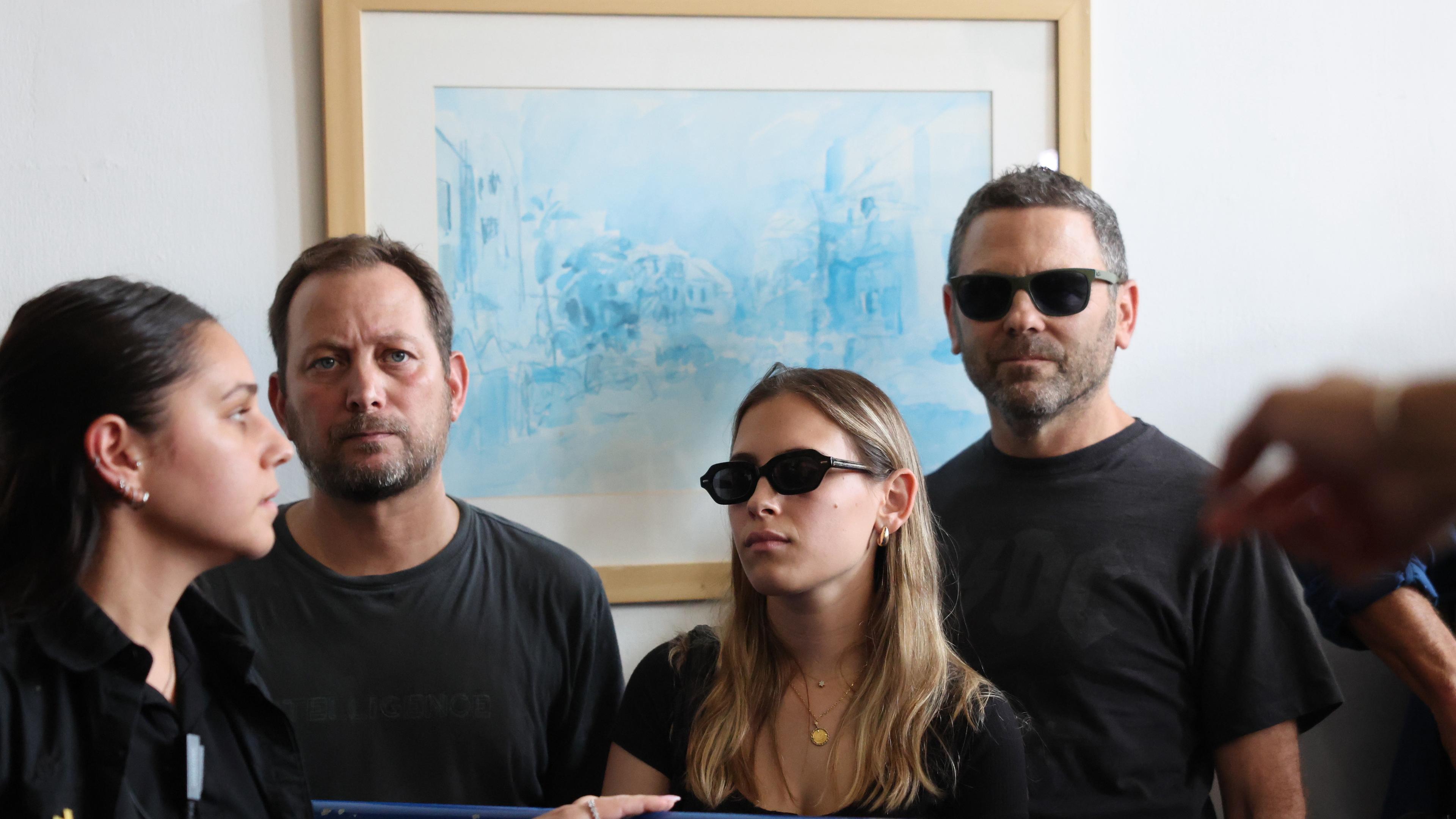 Yifat Tomer-Yerushalmi wartet während ihrer Haftverlängerungsanhörung vor dem Amtsgericht Tel Aviv in Tel Aviv in der Nähe des Eingangs zum Gerichtssaal.