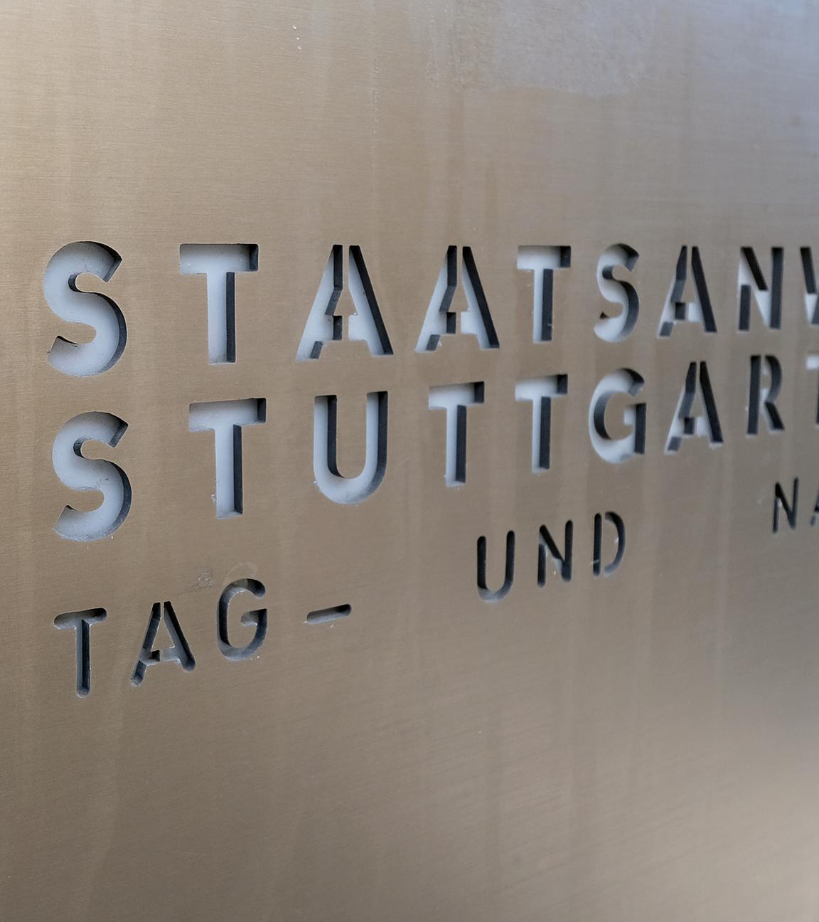 Baden-Württemberg, Stuttgart: Die Aufschrift "Staatsanwaltschaft Stuttgart" steht vor dem Gebäude der Staatsanwaltschaft auf einem Briefkasten.