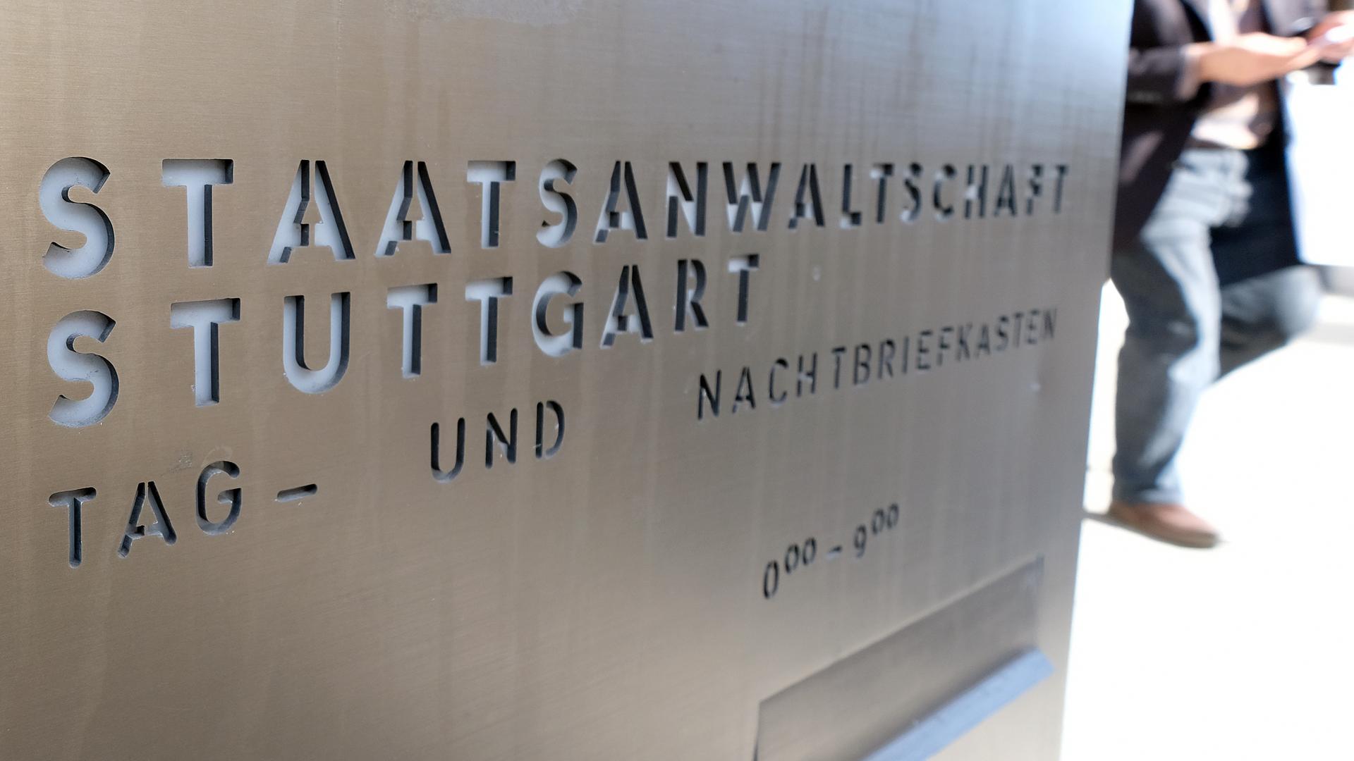 Baden-Württemberg, Stuttgart: Die Aufschrift "Staatsanwaltschaft Stuttgart" steht vor dem Gebäude der Staatsanwaltschaft auf einem Briefkasten.