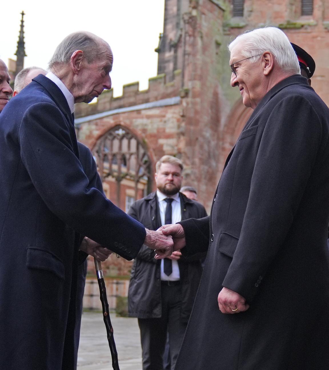 Bundespräsident Steinmeier schüttelt King Charles III die Hand.