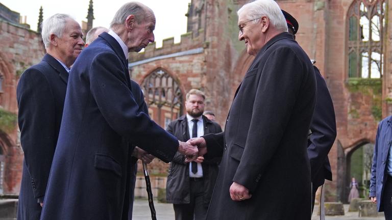 Bundespräsident Steinmeier schüttelt King Charles III die Hand.