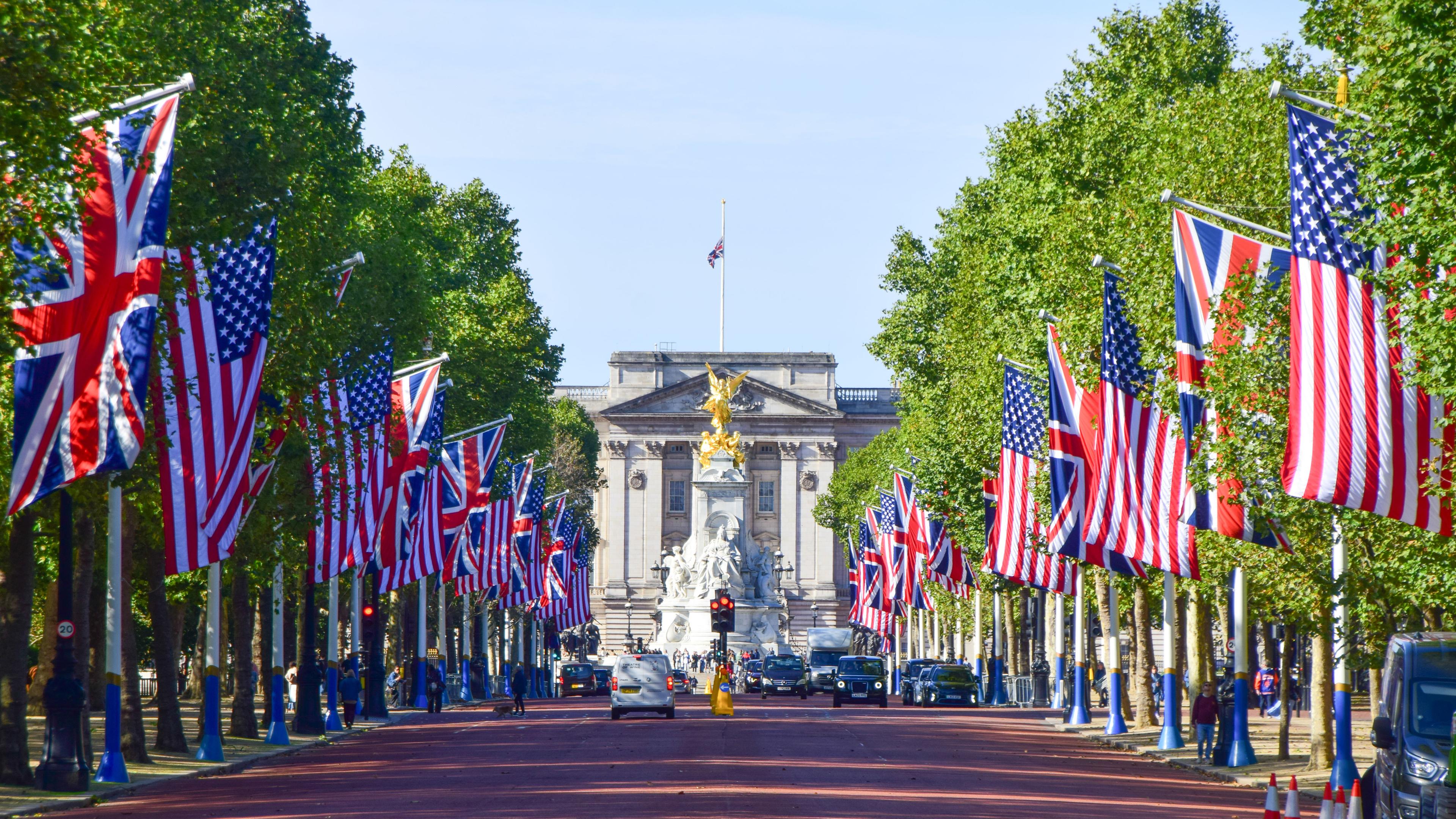 Großbritannien, London: Flaggen der USA und Großbritannien schmücken die Mall, die zum Buckingham Palace führt, vor dem Staatsbesuch von US-Präsident Donald Trump.