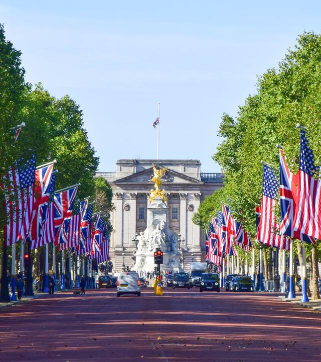 Flaggen der USA und Großbritannien schmücken die Mall, die zum Buckingham Palace führt, vor dem Staatsbesuch von US-Präsident Donald Trump.