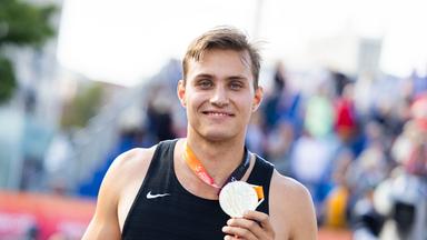 Marec Metzger hält die Goldmedaille. 